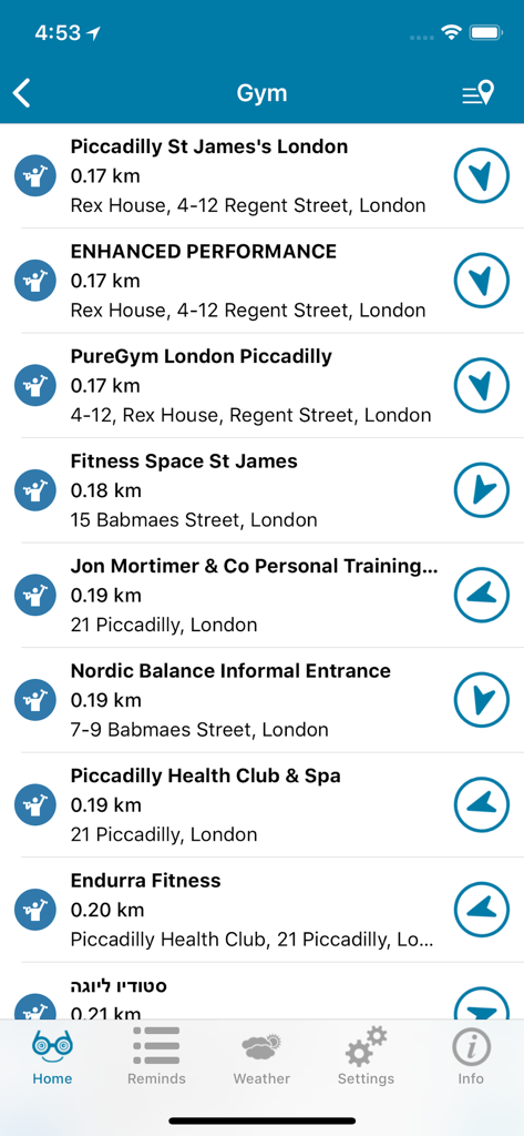Around Me Place Finder - Around Me Place Finderアプリの画面。近くのジムのリストと、距離と方向を示すアイコンを表示しています。