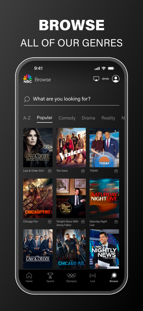 The NBC App – Stream TV Shows - La pantalla de navegación de la App de NBC en un iPhone que muestra títulos de programas de TV populares como Law and Order, The Voice y Saturday Night Live bajo varias categorías de géneros.