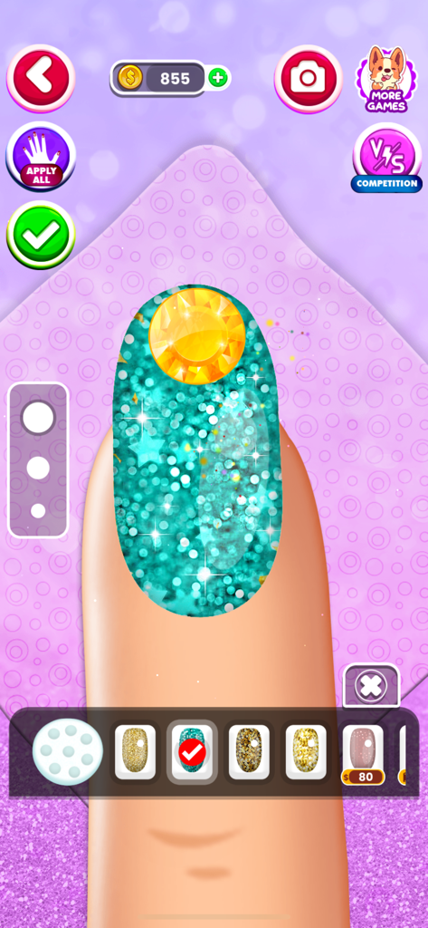 Primer plano de una uña decorada con purpurina turquesa y una gema amarilla en un juego de salón de uñas