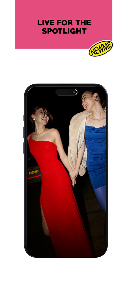 Zwei junge Frauen in stilvollen roten und blauen Abendkleidern lachen zusammen in einem newme App-Screenshot mit dem Text Live for the Spotlight.
