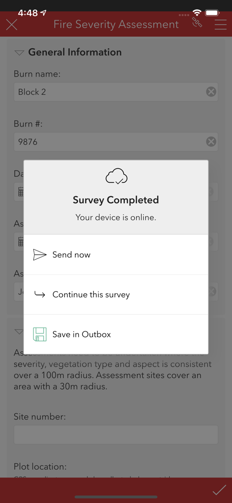 ArcGIS Survey123 - ArcGIS Survey123 Mobile App-Oberfläche, die eine abgeschlossene Umfrage zur Brandbewertung mit Optionen zum sofortigen Senden oder Speichern im Postausgang anzeigt
