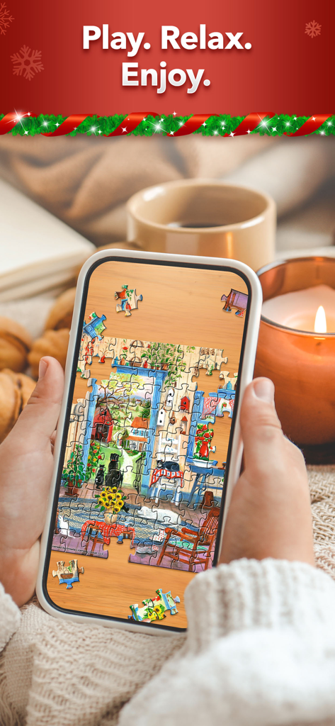 Jigsaw Puzzle - ろうそくとコーヒーのある居心地の良い雰囲気の中で、デジタルジグソーパズルをプレイしているスマートフォンの手