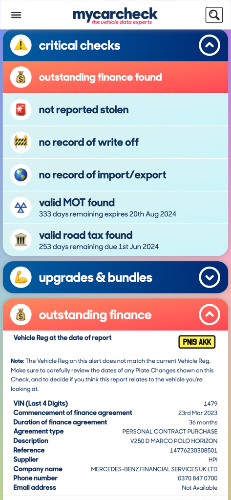 Screenshot dell'app mycarcheck che visualizza un rapporto sulla cronologia del veicolo con un avviso di finanziamento in sospeso e risultati di controlli critici