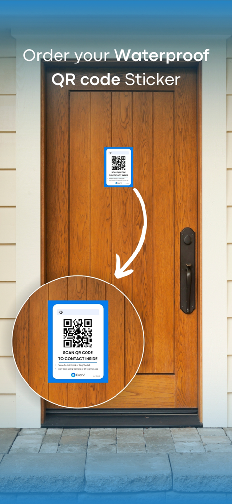 Um adesivo de código QR à prova d'água colocado em uma porta da frente de madeira para videochamada de visitantes.