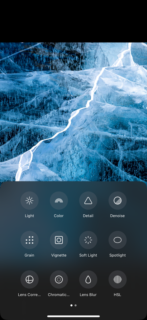 編集された青い氷の画像の下に、HSLグレインやレンズぼかしなどのプロの編集ツールを示すAI Photo Enhancerアプリのモバイルインターフェイス。