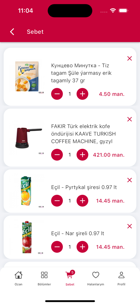 Ozan - Pantalla del carrito de compras de la aplicación móvil Ozan que muestra varios artículos de comestibles y una cafetera con precios en manat.