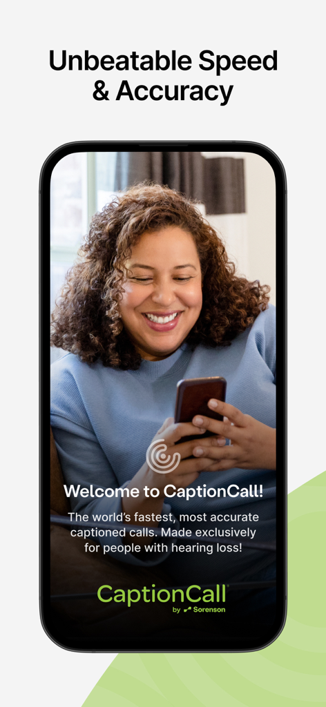Uma mulher sorridente a usar a aplicação CaptionCall Mobile para chamadas telefónicas transcritas em tempo real no seu smartphone.
