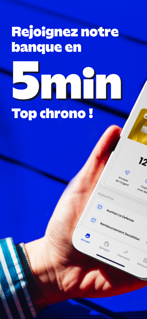 Eine Hand hält ein Smartphone, das die BforBank-App anzeigt, mit dem Text: Treten Sie unserer Bank in 5 Minuten bei