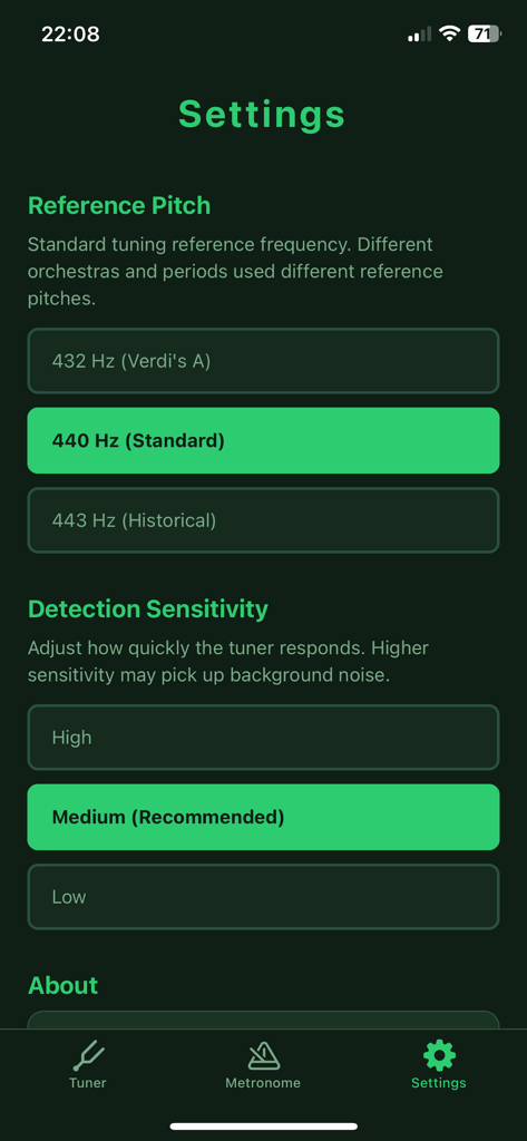 Guitar Tuner and Intonation - Pantalla de configuración de la aplicación afinador de guitarra mostrando opciones para el tono de referencia y la sensibilidad de detección.