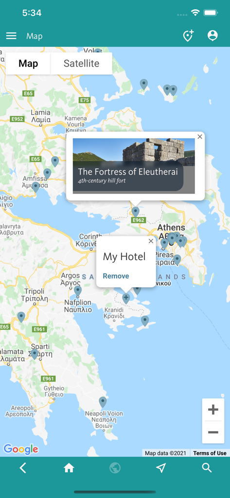 Eine Reiseführer-App-Oberfläche, die eine Karte von Griechenland mit Markierungen für Sehenswürdigkeiten wie die Festung von Eleutherai und eine benutzerdefinierte Markierung für ein Hotel anzeigt.