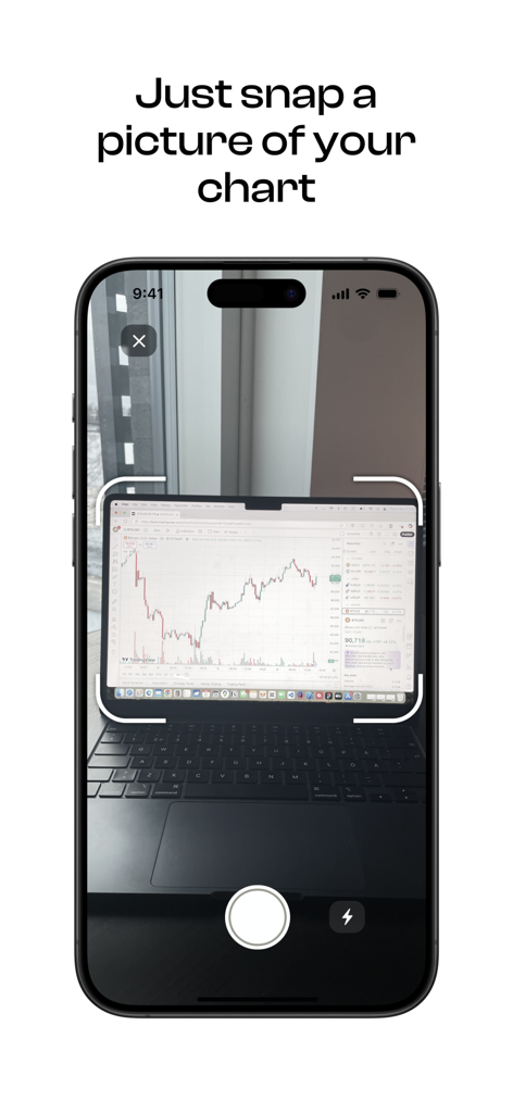 Market AI - Trading Ideas - Smartphone verwendet die Market AI App, um einen Trading-Chart von einem Laptop-Bildschirm zu scannen