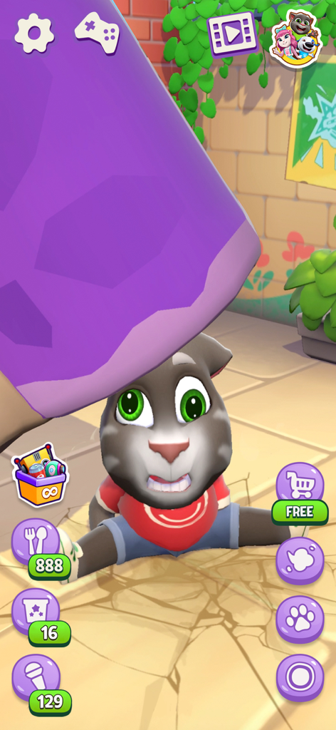 Talking Tom Cat reacting with a shocked expression as a giant purple mallet appears above his head in a gameplay screenshot