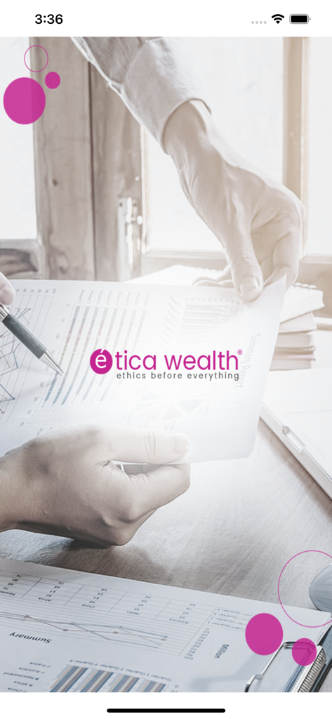 Logotipo de Etica Wealth mostrado sobre un fondo de profesionales revisando informes de rendimiento financiero