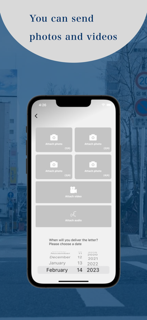 Letter to your future - Pantalla de smartphone mostrando opciones para adjuntar fotos y vídeos a una carta futura con un selector de fechas