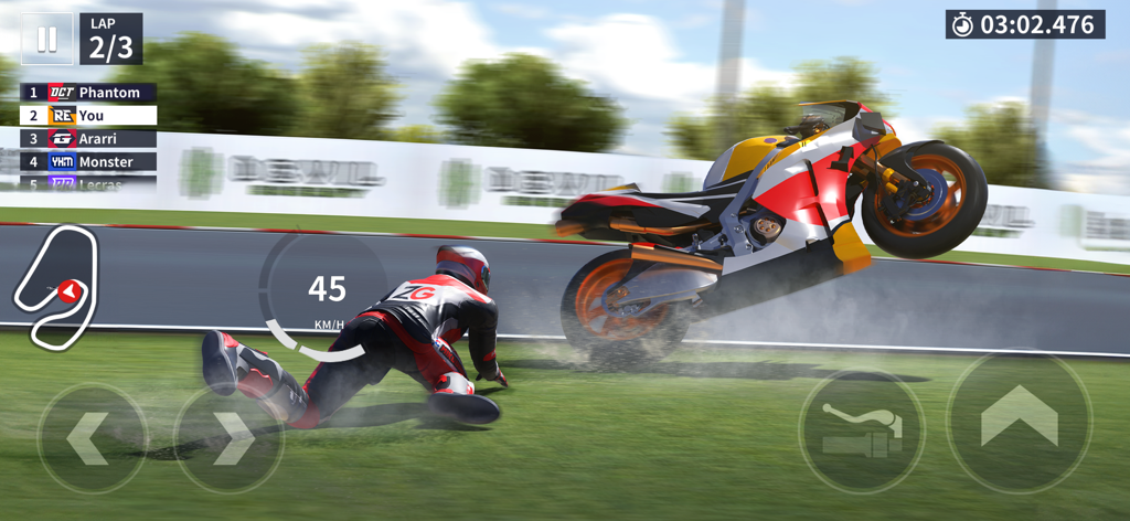 Un accident de moto à grande vitesse dans un jeu de course où le pilote glisse sur l'herbe tandis que la moto culbute en l'air.