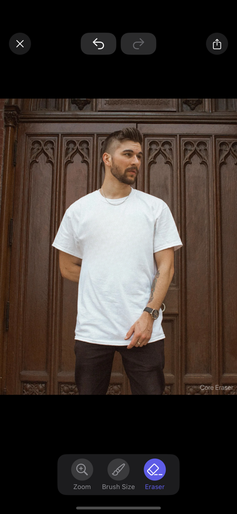 Object Remover - AI Eraser - 편집 도구가 활성화된 나무 문 앞의 남자 사진을 보여주는 객체 제거 AI 지우개 앱 인터페이스