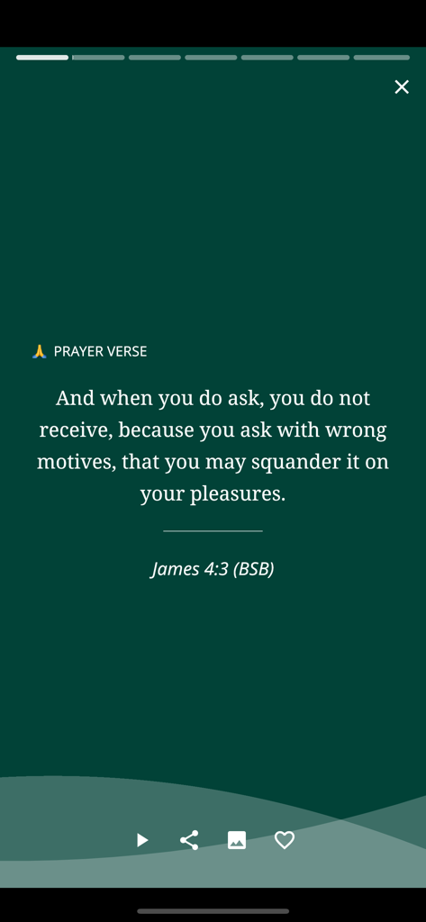 Daily Prayer Guide - La aplicación Guía de Oración Diaria mostrando un versículo de Santiago 4:3 sobre un fondo verde oscuro.
