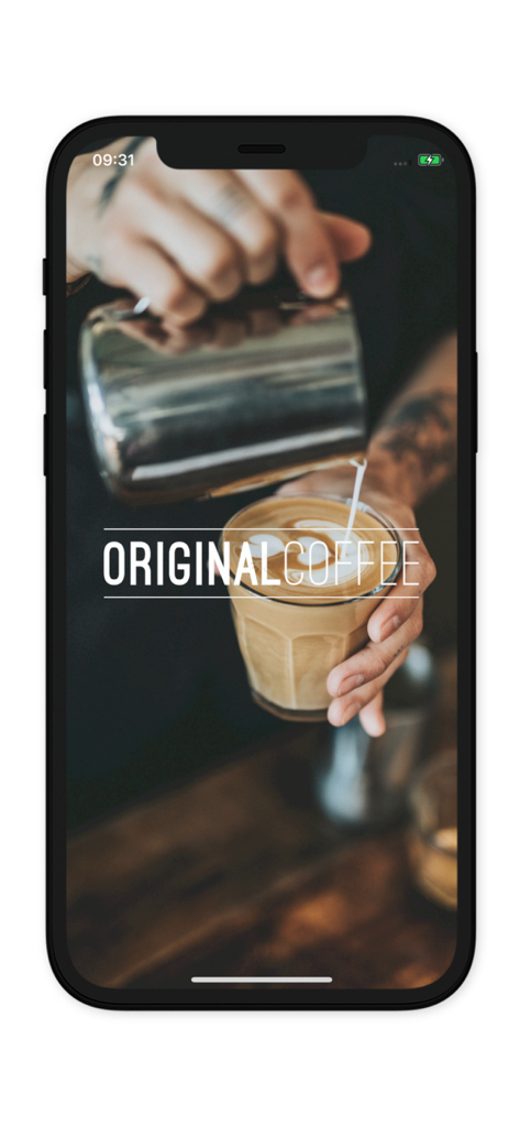 Original Coffee - Barista sirviendo leche en una taza de latte con el logo de Original Coffee.