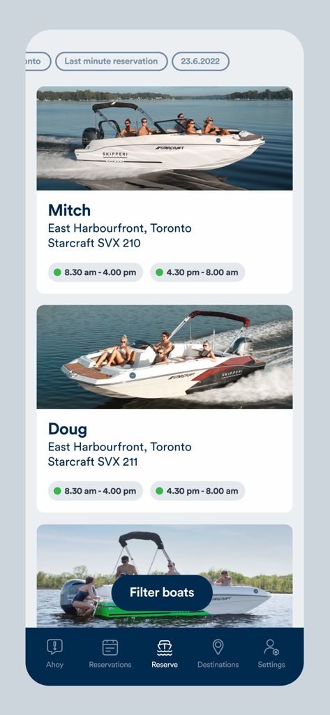 Skipperi - Interfaz móvil de la aplicación Skipperi que muestra barcos disponibles para alquilar en Toronto con franjas horarias de reserva.