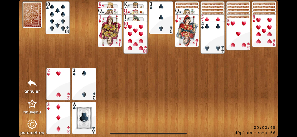 Solitaire - Cards - Una partida de Solitario clásico en progreso sobre una superficie digital de mesa de madera que muestra caras de cartas grandes y claras.