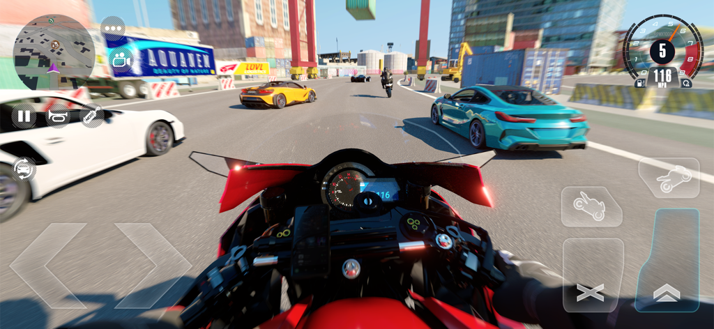 Street Racing EVO : Car & Moto - First person perspective of a motorcycle racing against cars in a city environment