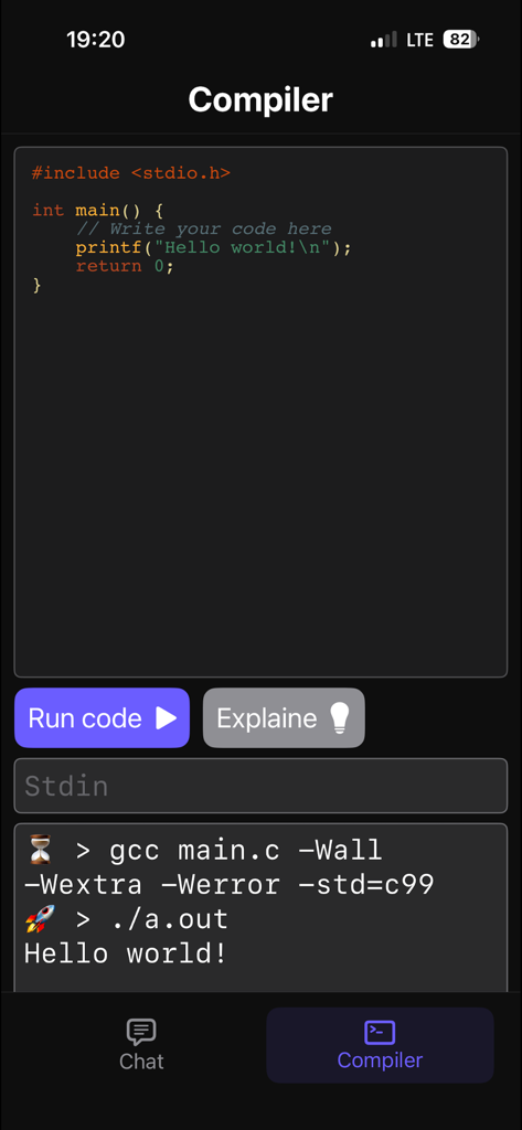 CodeBot - Interfaz de la aplicación CodeBot mostrando un editor de código C y la salida de la terminal en un dispositivo móvil