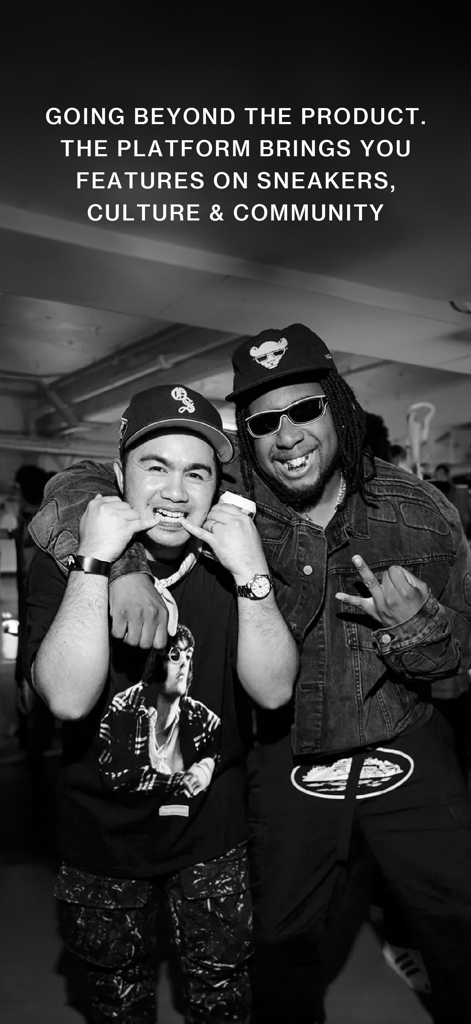 Dos hombres con ropa streetwear posando juntos, representando la comunidad y cultura sneaker de OFFSPRING.