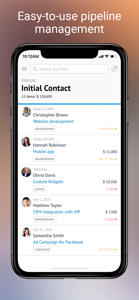 amoCRM 모바일 앱 인터페이스에 영업 파이프라인 관리 및 리드 상태가 표시됩니다.