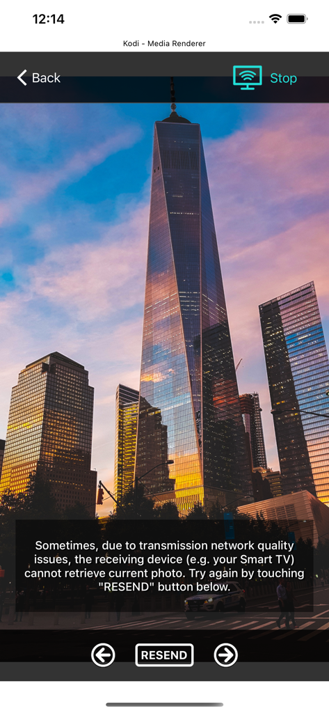 Interfaz de la aplicación Photo TV Cast que muestra una foto de un rascacielos siendo transmitida a una Smart TV
