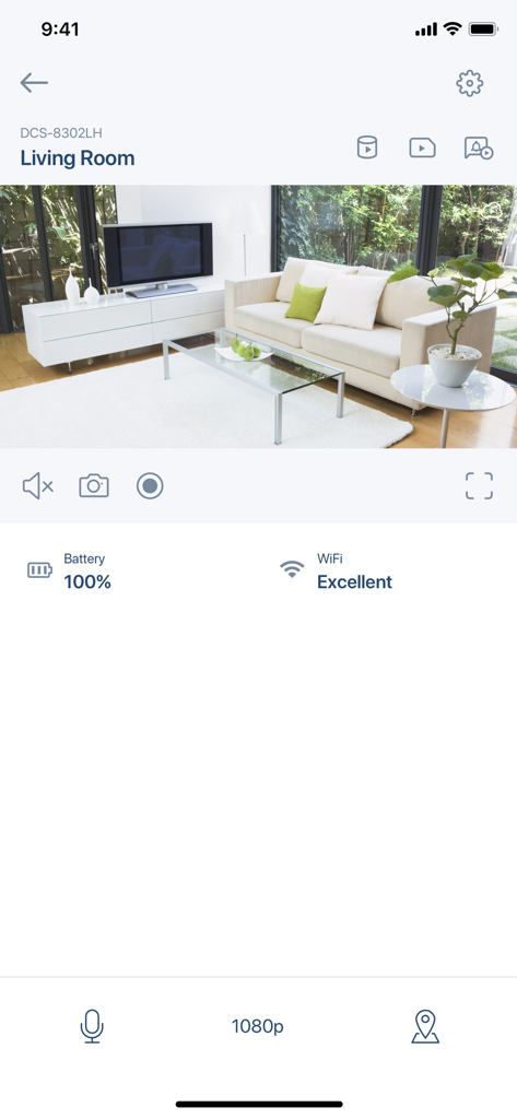 mydlink - Interfaccia dell'app mydlink che mostra un feed live 1080p di una telecamera in un soggiorno con stato della batteria e del Wi-Fi