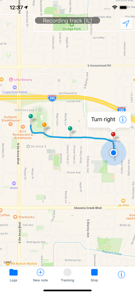 RouteNote - Interface do aplicativo RouteNote mostrando um caminho GPS gravado com pinos coloridos e um alerta de navegação de virar à direita em um mapa