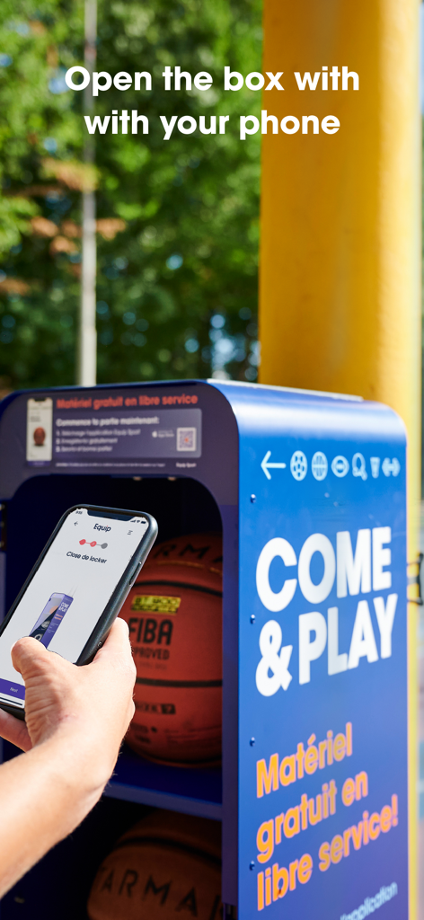 Equip Sport - Una persona che utilizza l'app mobile Equip Sport per sbloccare un armadietto blu per attrezzatura sportiva self-service contenente palloni da basket.