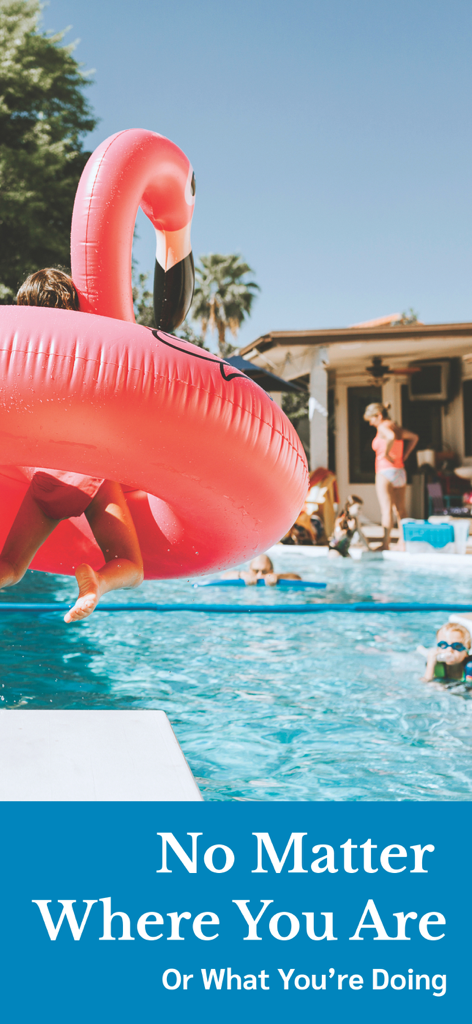 Eine Familie schwimmt in einem Pool mit einem pinken Flamingo-Schwimmring und einem Slogan über Barrierefreiheit