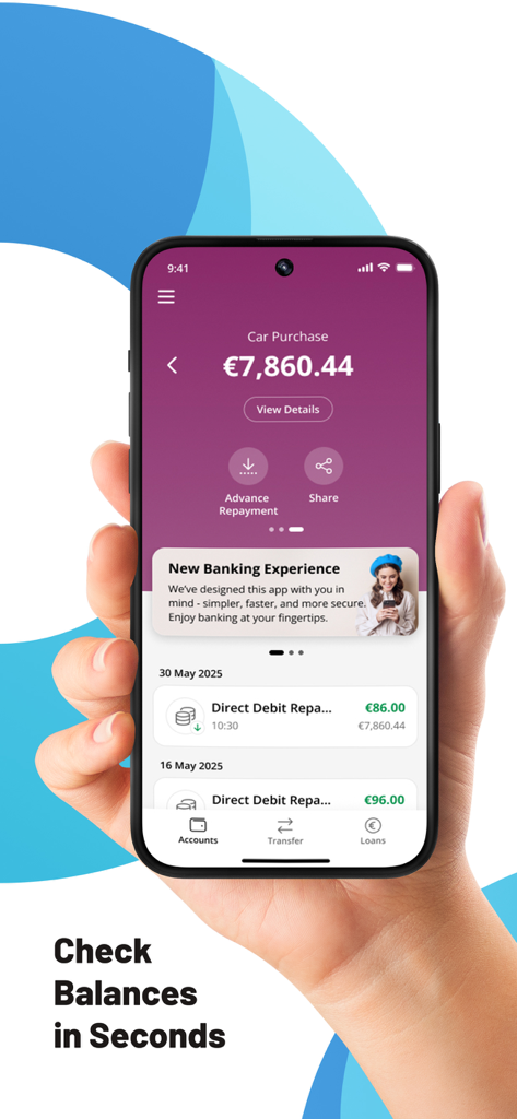 Una persona sosteniendo un teléfono inteligente que muestra la aplicación Inishowen Credit Union con el saldo de una cuenta de compra de automóvil y transacciones recientes.