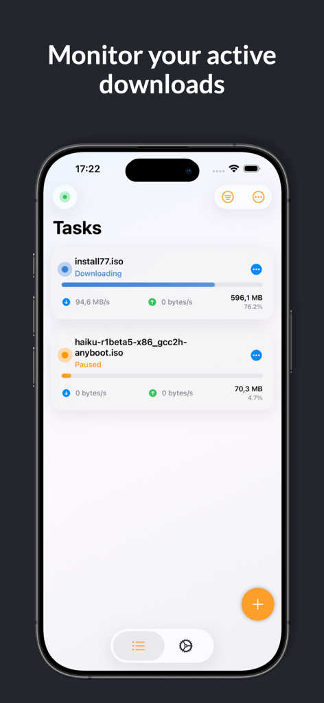 Downology - Captura de pantalla de un iPhone de la aplicación Downology mostrando una lista de descargas activas y en pausa en un Synology NAS con barras de progreso y velocidades