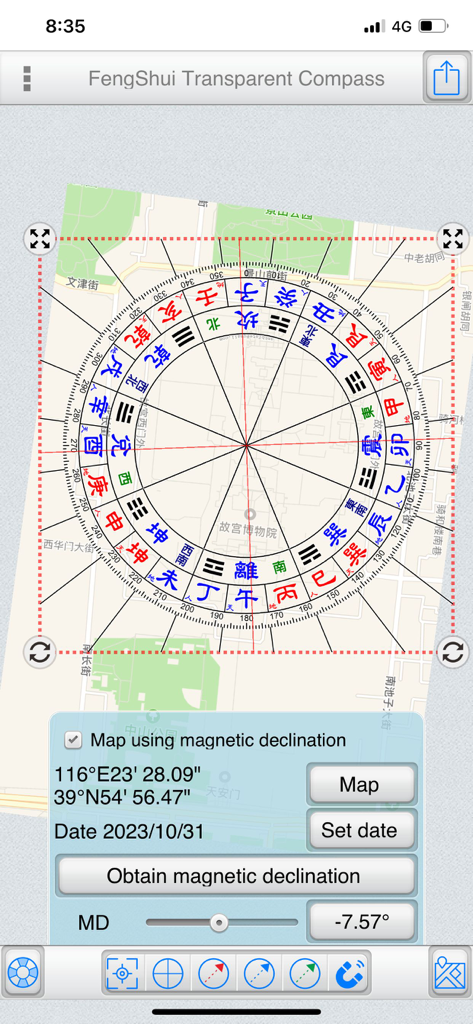 Ein transparenter Feng Shui Kompass, überlagert auf einer Stadtkarte mit Bedienelementen für die magnetische Deklination.