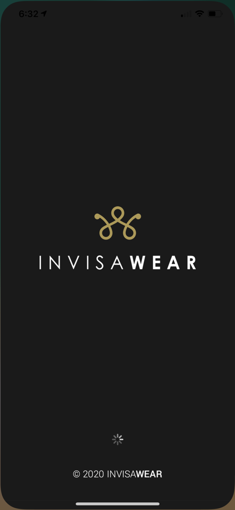 invisaWear - Der Startbildschirm der invisaWear-App mit einem goldenen Logo und weißem Text auf dunklem Hintergrund