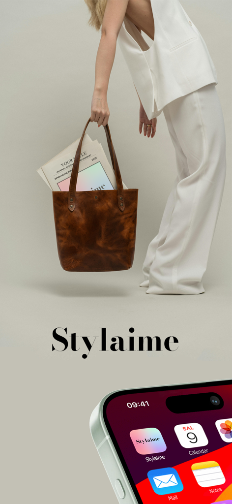 personal stylist - Stylaime - Eine modische Person in einem weißen Outfit, die eine Ledertasche neben dem Stylaime-App-Symbol auf einem Smartphone-Bildschirm hält.