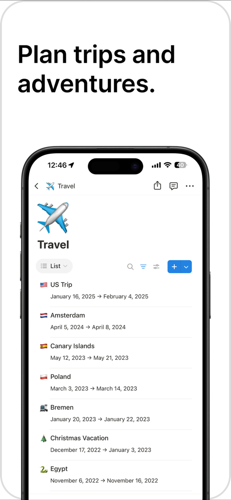 Interfaccia dell'app Notion su uno smartphone che mostra un elenco di itinerari di viaggio con destinazioni e date
