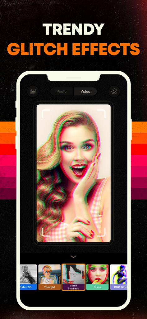 Vintage Camera & Retro Filters - Ein Smartphone-Bildschirm, der trendige Glitch-Fotofilter auf einem Frauenporträt in einer Vintage-Kamera-App zeigt