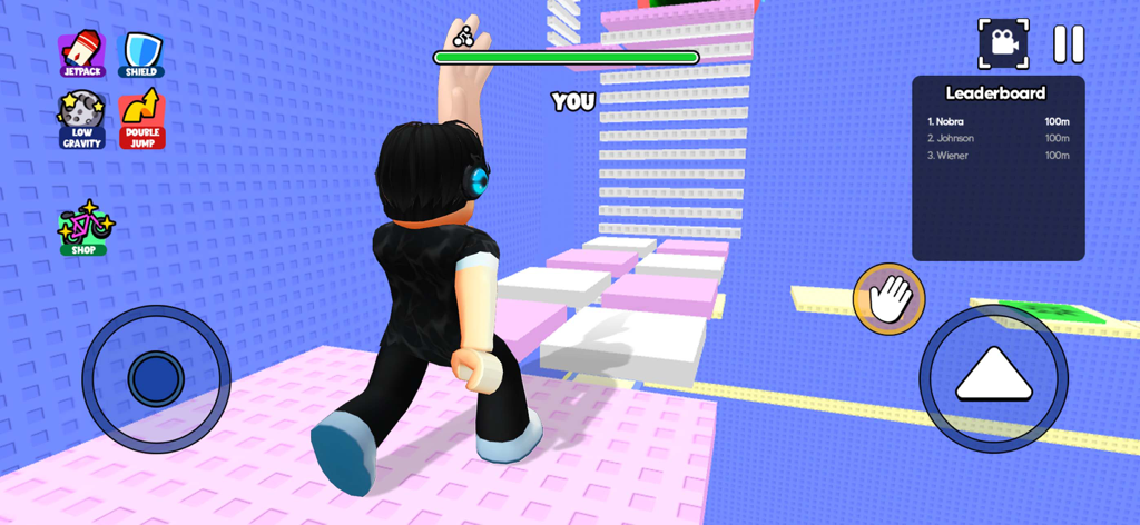 Un personaje 3D navegando por un colorido curso de obstáculos de bloques con una tabla de clasificación y controles de juego visibles