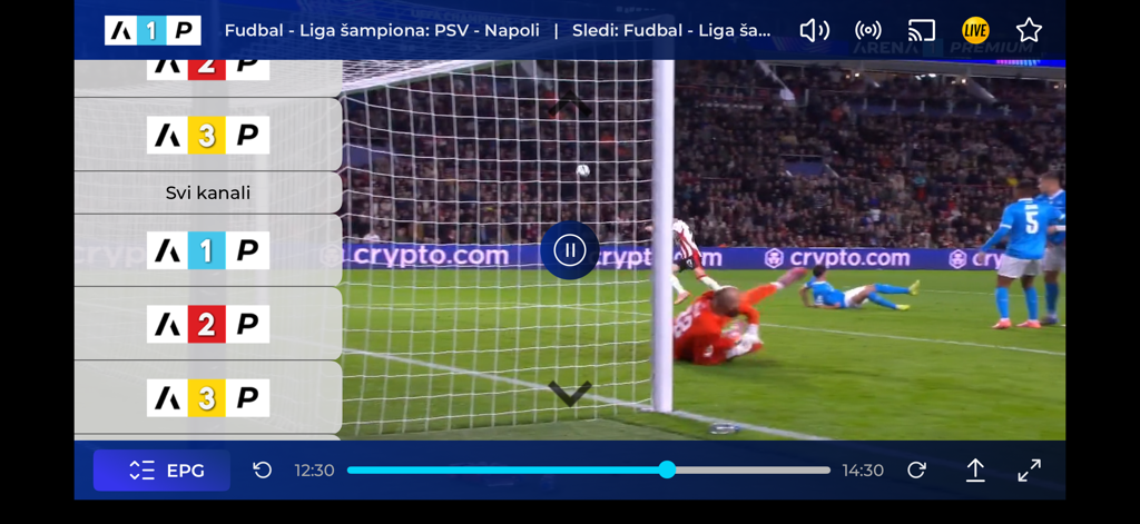 Oberfläche der Arena Cloud App, die ein Live-Fußballspiel mit Wiedergabesteuerelementen und Menü zur Kanalauswahl anzeigt.