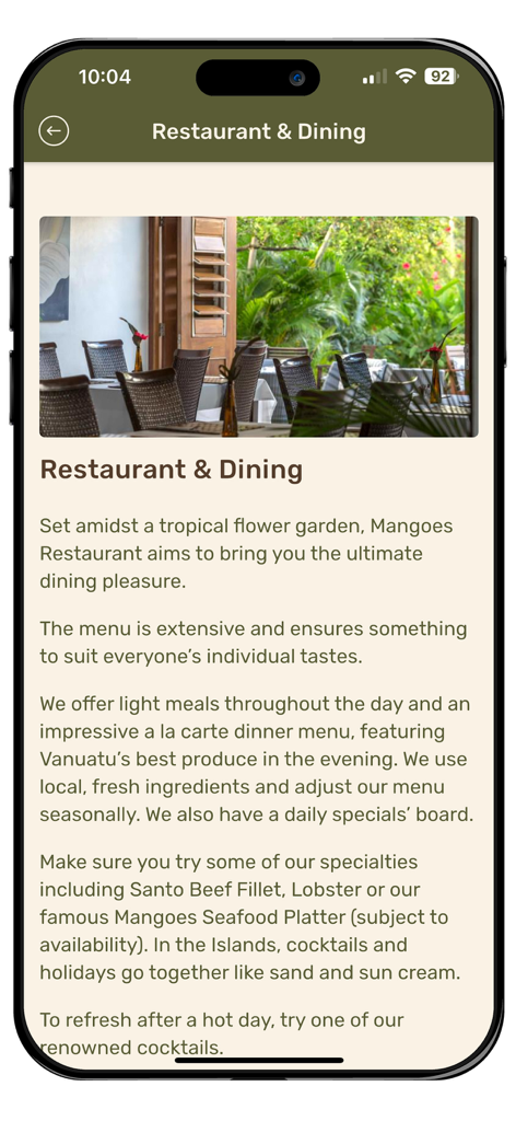 Mangoes Resort - Pagina ristorante e pranzo dell'app Mangoes Resort che mostra un'area salotto con giardino tropicale e i punti salienti del menu.