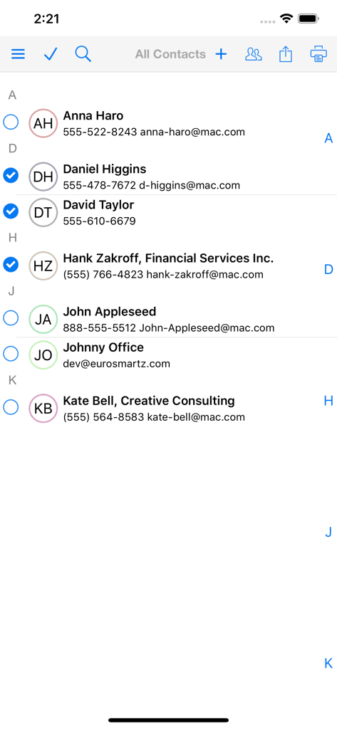 PrintCentral for iPhone - Una pantalla que muestra una lista de contactos con casillas de selección y un icono de impresión en la barra de navegación superior.
