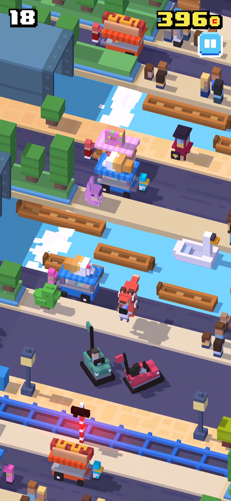 Captura de pantalla del juego de Crossy Road que muestra a un personaje navegando por un entorno de arte de vóxel con carreteras y ríos