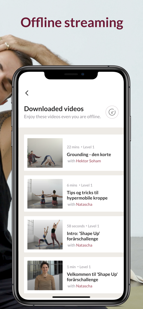 YogaStream 앱 화면에 오프라인 스트리밍에 사용할 수 있는 다운로드된 요가 및 명상 동영상 목록이 표시됩니다.