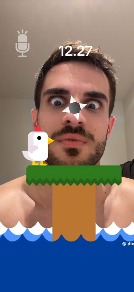 Ein Mann spielt die Chicken Scream Challenge App mit Sprachsteuerung, um ein Huhn zu bewegen