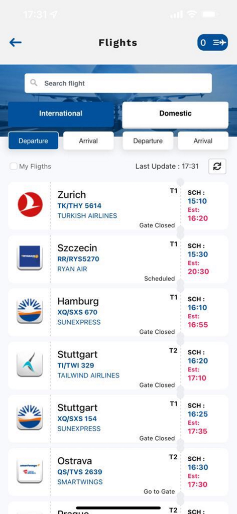 Bildschirm mit Flugplan der Antalya Flughafen App, der internationale Abflüge mit Airline-Logos und Flugstatus anzeigt