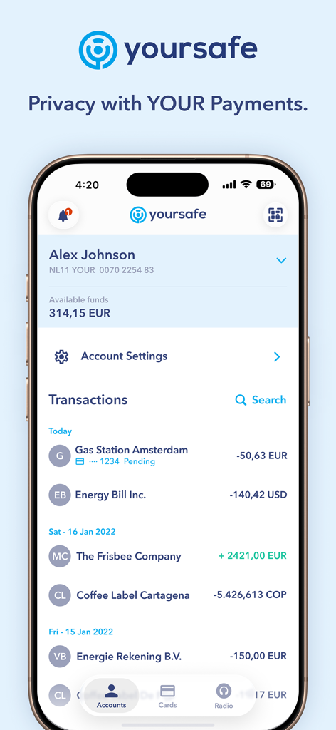 Yoursafe 모바일 뱅킹 앱이 iPhone에서 사용자 잔액과 최근 거래 내역을 보여줍니다.