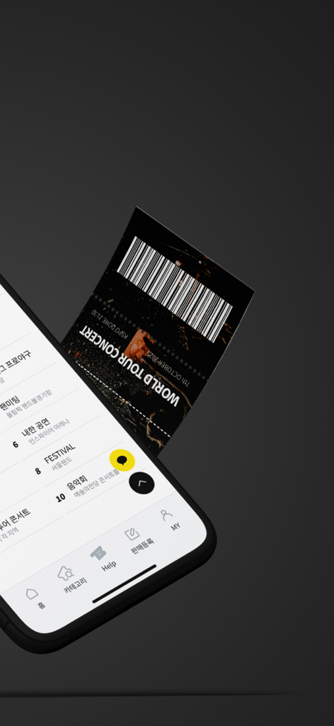 Uno schermo di cellulare che visualizza l'interfaccia dell'app TicketBay con un elenco di eventi di intrattenimento coreani e un biglietto digitale per un concerto di un tour mondiale